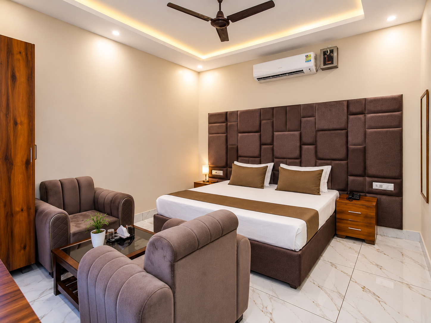 Family room with sofa at Hotel Amar Raja